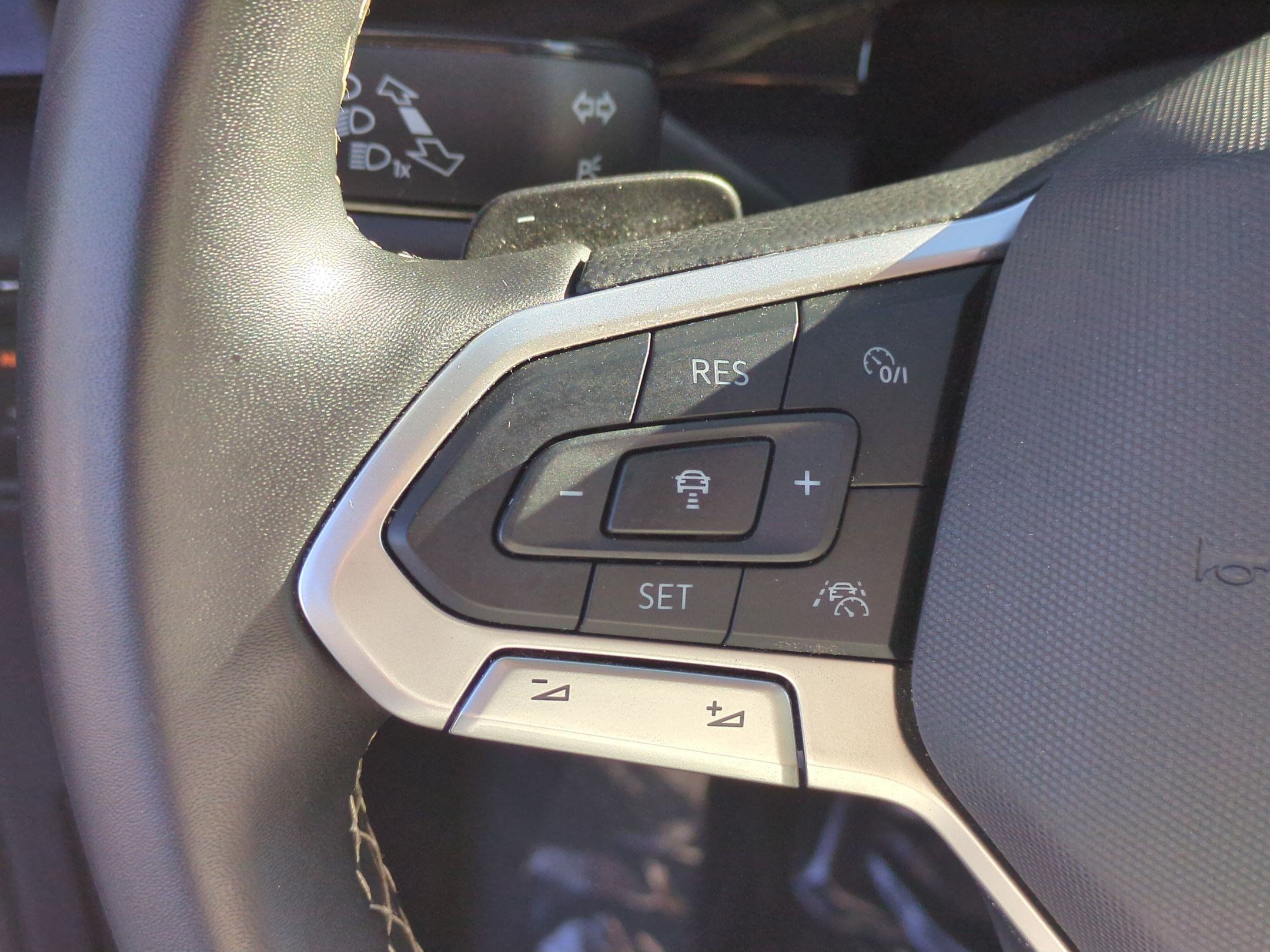 Used 2025 Volkswagen Atlas SE FWD image 18