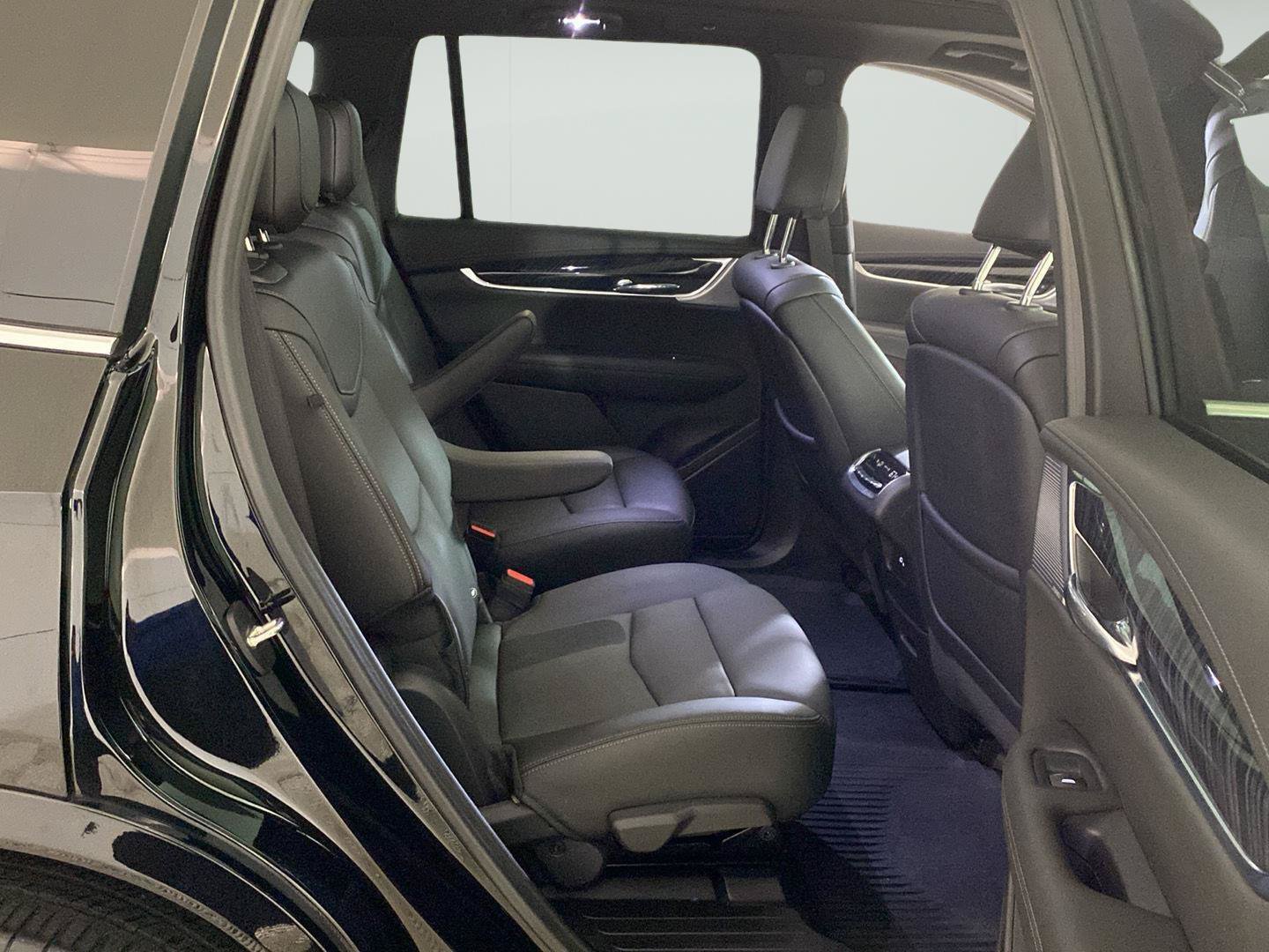 Certified 2024 Cadillac XT6 Premium Luxury w/ LPO, Floor Liner Package AWD/4WD image 19