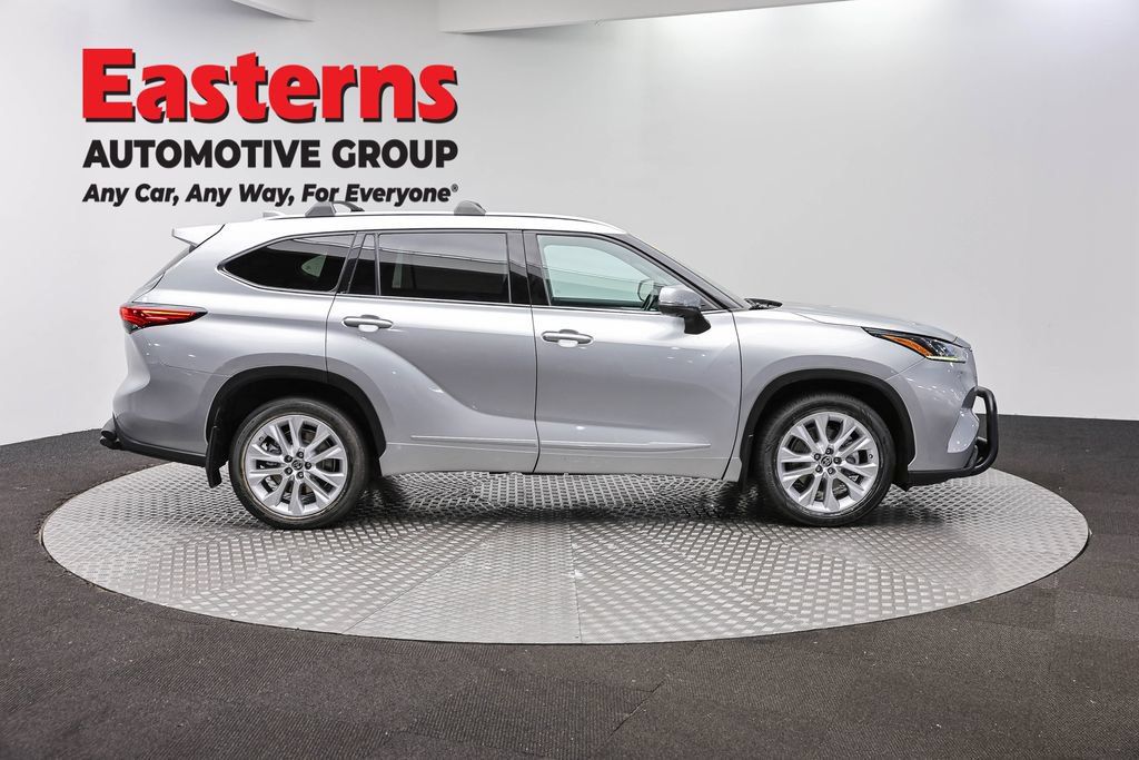Used 2021 Toyota Highlander Limited AWD/4WD image 4