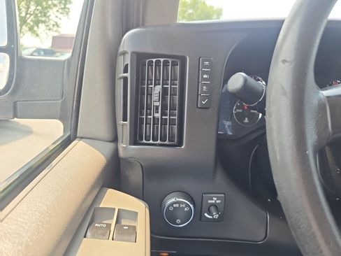 Used 2015 Chevrolet Express 2500 RWD image 23