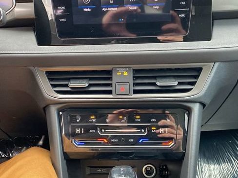New 2026 Volkswagen Taos SE image 16