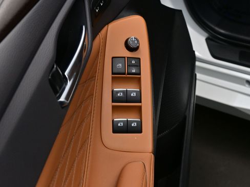 Used 2019 Toyota Avalon Limited image 11