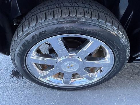 Used 2011 Cadillac Escalade Premium image 28