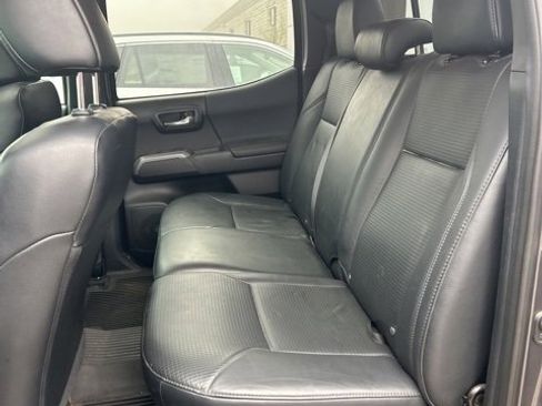 Used 2019 Toyota Tacoma TRD Off-Road image 7