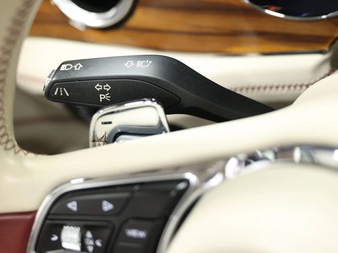 Used 2020 Bentley Bentayga Plug-In Hybrid image 33