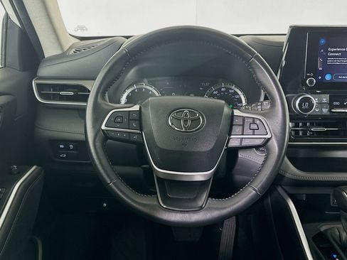 Used 2024 Toyota Highlander LE image 18