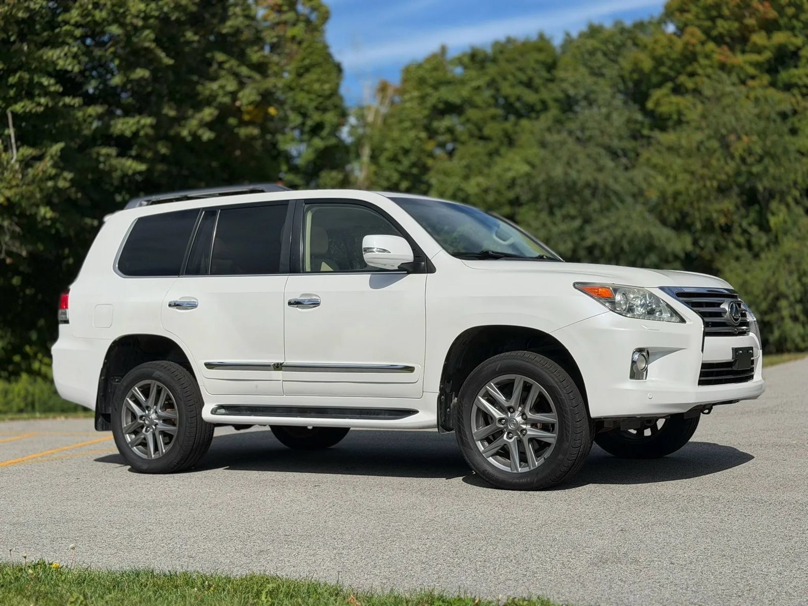 Used 2013 Lexus LX 570 4WD w/ Luxury Pkg image 36