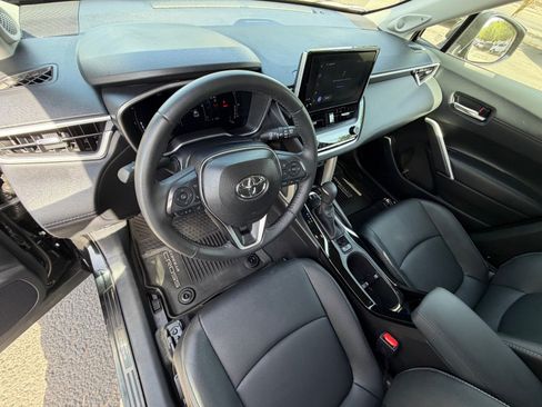 Used 2025 Toyota Corolla Cross XLE w/ Convenience Package FWD image 16