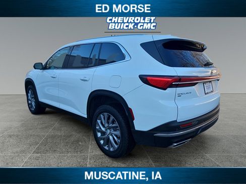 Used 2025 Buick Enclave Preferred image 3