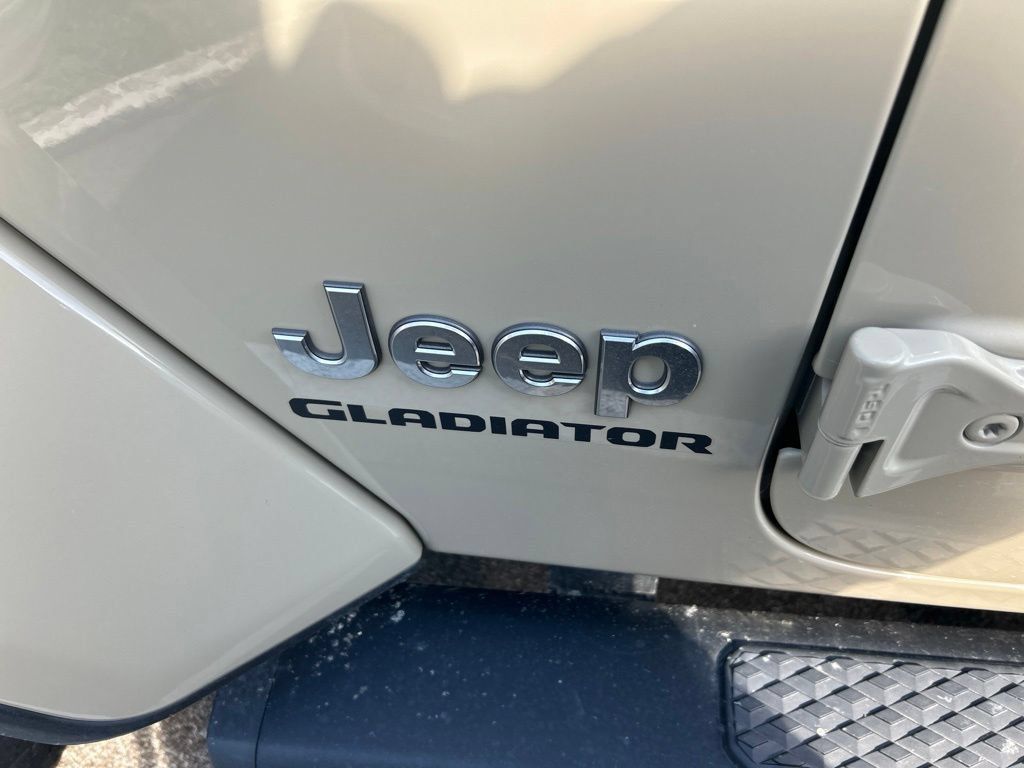 Used 2022 Jeep Gladiator Overland w/ Popular Equipment Package AWD/4WD image 2