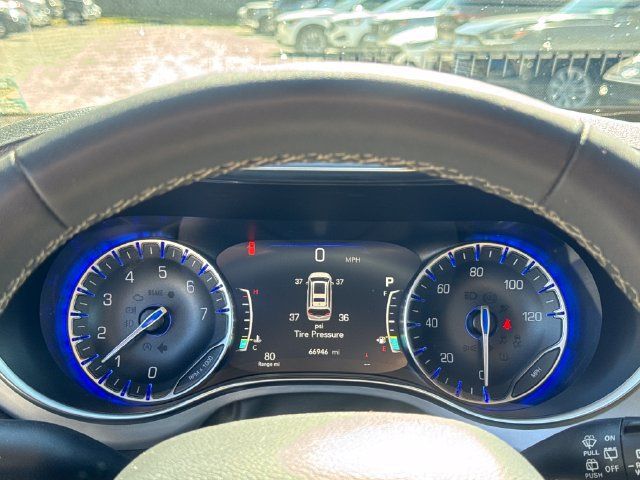 Used 2025 Chrysler Pacifica Limited FWD image 18
