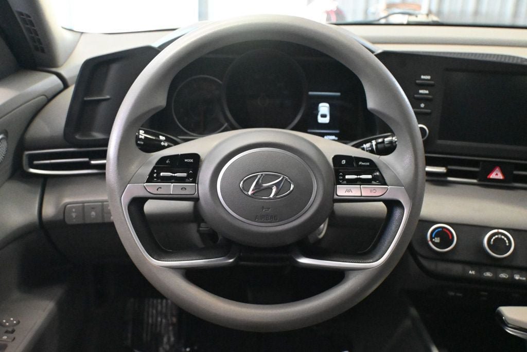Used 2021 Hyundai Elantra SE FWD image 12