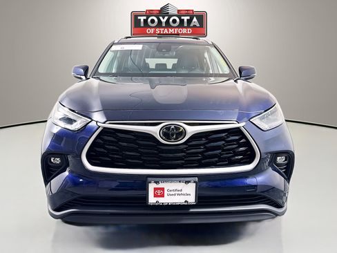 Certified 2022 Toyota Highlander XLE image 2