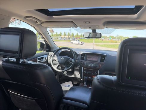 Used 2017 Nissan Pathfinder Platinum w/ Family Entertainment Package image 38