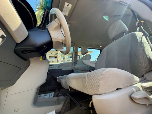 Used 2014 Toyota Sienna L FWD image 29