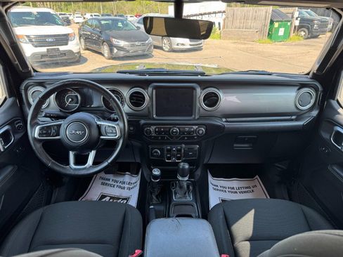 Used 2020 Jeep Wrangler Unlimited Sahara AWD/4WD image 21