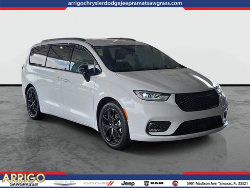New 2026 Chrysler Pacifica Select FWD image 1