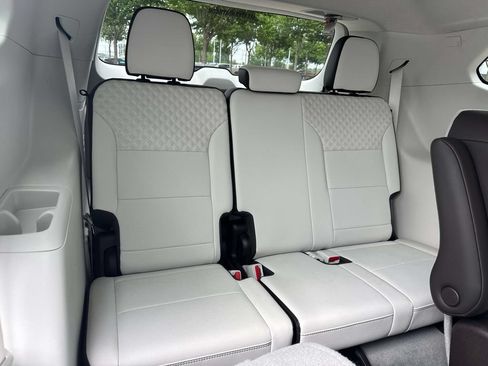 Used 2025 GMC Acadia Denali w/ LPO, All-Weather Package AWD/4WD image 13