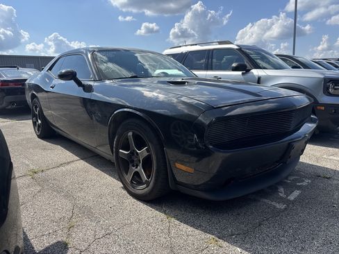 Used 2013 Dodge Challenger SXT RWD image 1