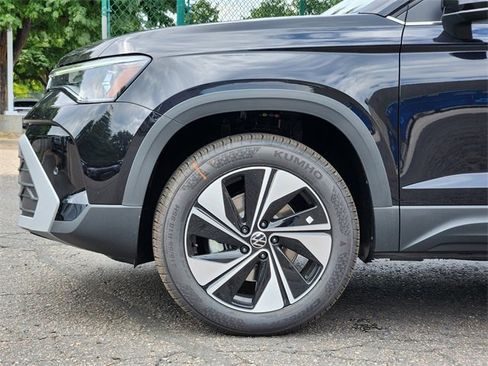 New 2025 Volkswagen Taos SE image 10