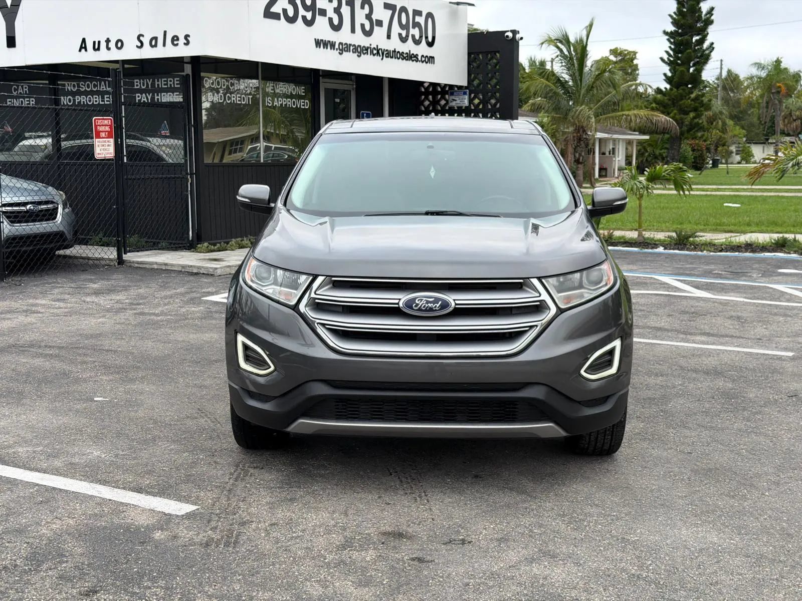 Used 2018 Ford Edge Titanium w/ Technology Package FWD image 2