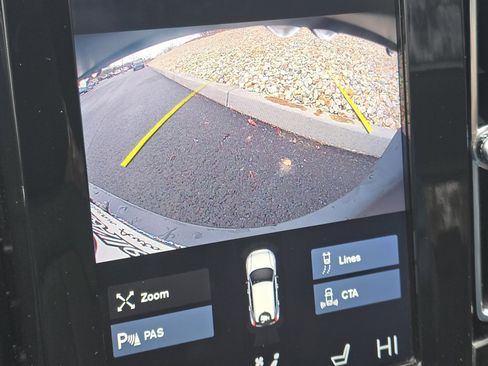 Used 2021 Volvo XC40 T5 Momentum w/ Premium Package image 14