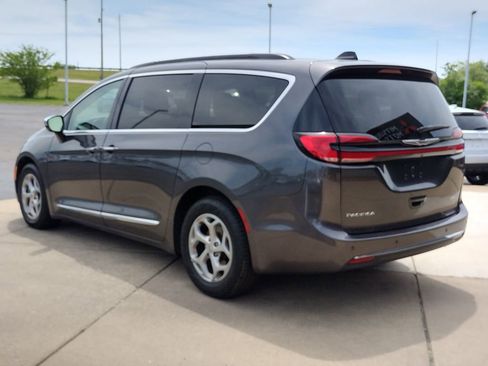 Used 2023 Chrysler Pacifica Limited FWD image 7