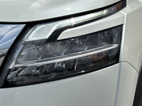 Used 2024 Nissan Pathfinder SL FWD image 6