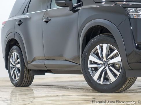 Used 2023 Nissan Pathfinder SL w/ Black Appearance Package AWD/4WD image 4