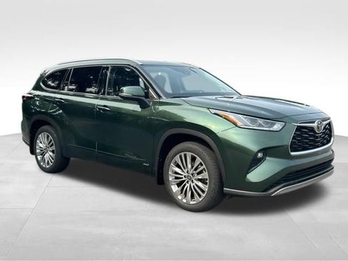 Certified 2025 Toyota Highlander Platinum AWD/4WD image 7