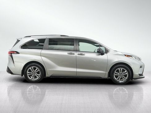 Used 2022 Toyota Sienna XSE AWD/4WD image 6