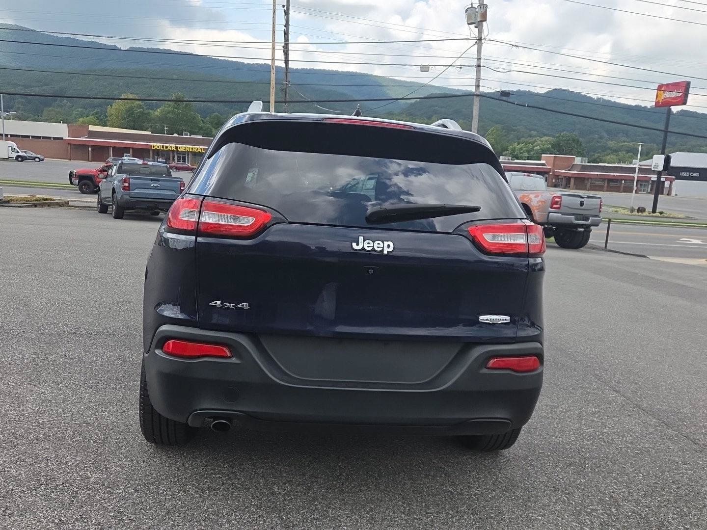 Used 2016 Jeep Cherokee Latitude AWD/4WD image 4