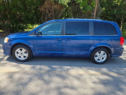 Used 2011 Dodge Grand Caravan Crew FWD image 4