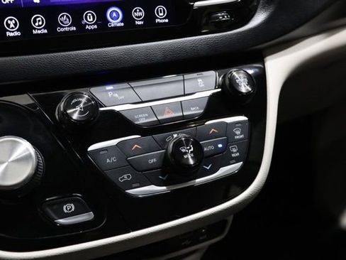 Used 2017 Chrysler Pacifica Touring-L FWD image 27