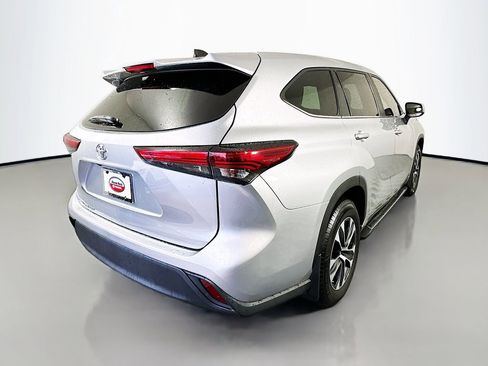Used 2023 Toyota Highlander L FWD image 5