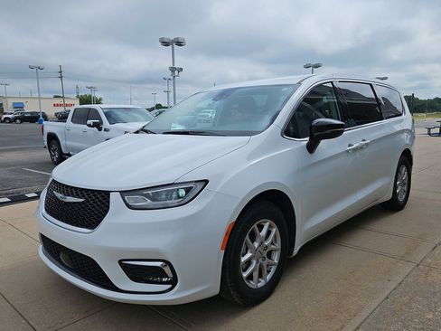 Used 2024 Chrysler Pacifica Touring-L FWD image 2