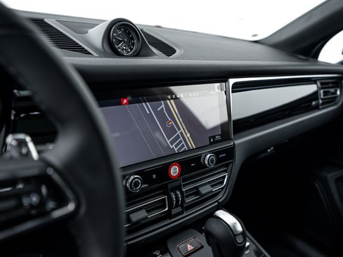 Certified 2026 Porsche Macan AWD/4WD image 15