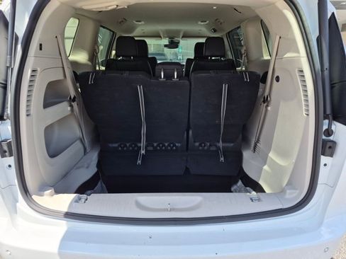 Used 2023 Chrysler Pacifica Touring-L FWD image 6