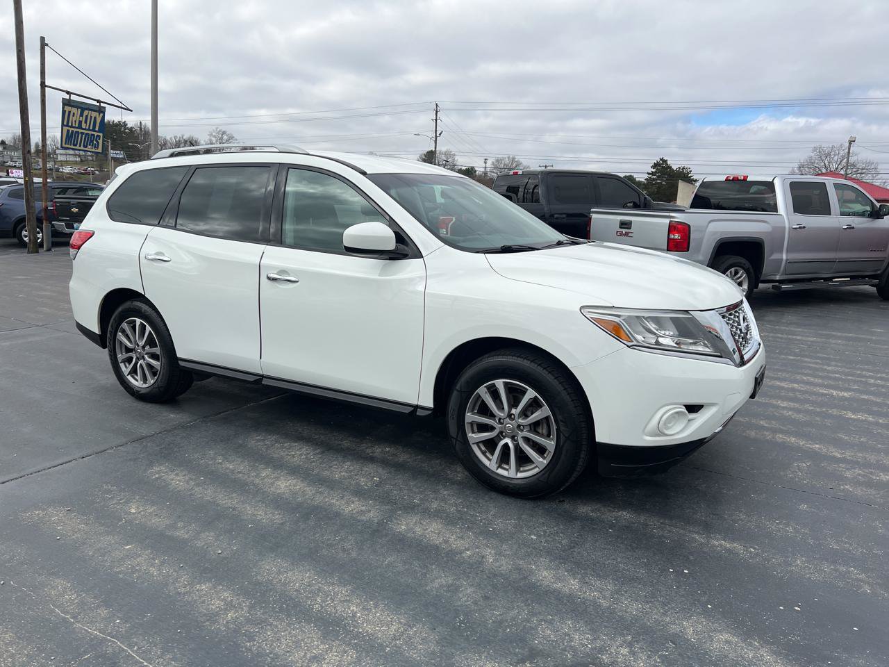 Used 2015 Nissan Pathfinder S FWD image 2