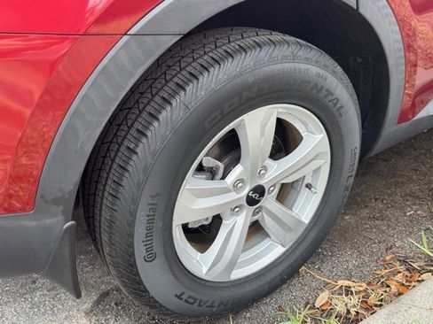 Used 2023 Kia Sorento LX image 3