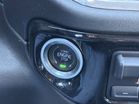 Used 2025 GMC Sierra 1500 SLT image 7