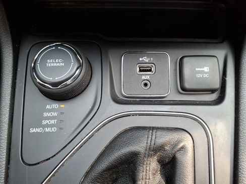 Used 2019 Jeep Cherokee Latitude Plus w/ Cold Weather Group AWD/4WD image 15