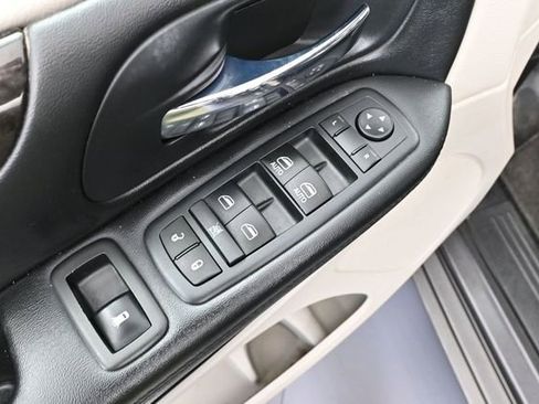 Used 2016 Dodge Grand Caravan SXT FWD image 18