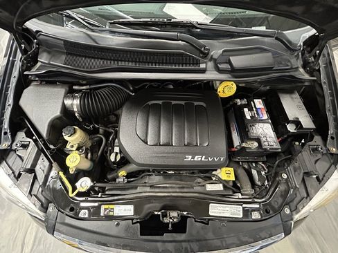 Used 2015 Chrysler Town & Country Touring image 51