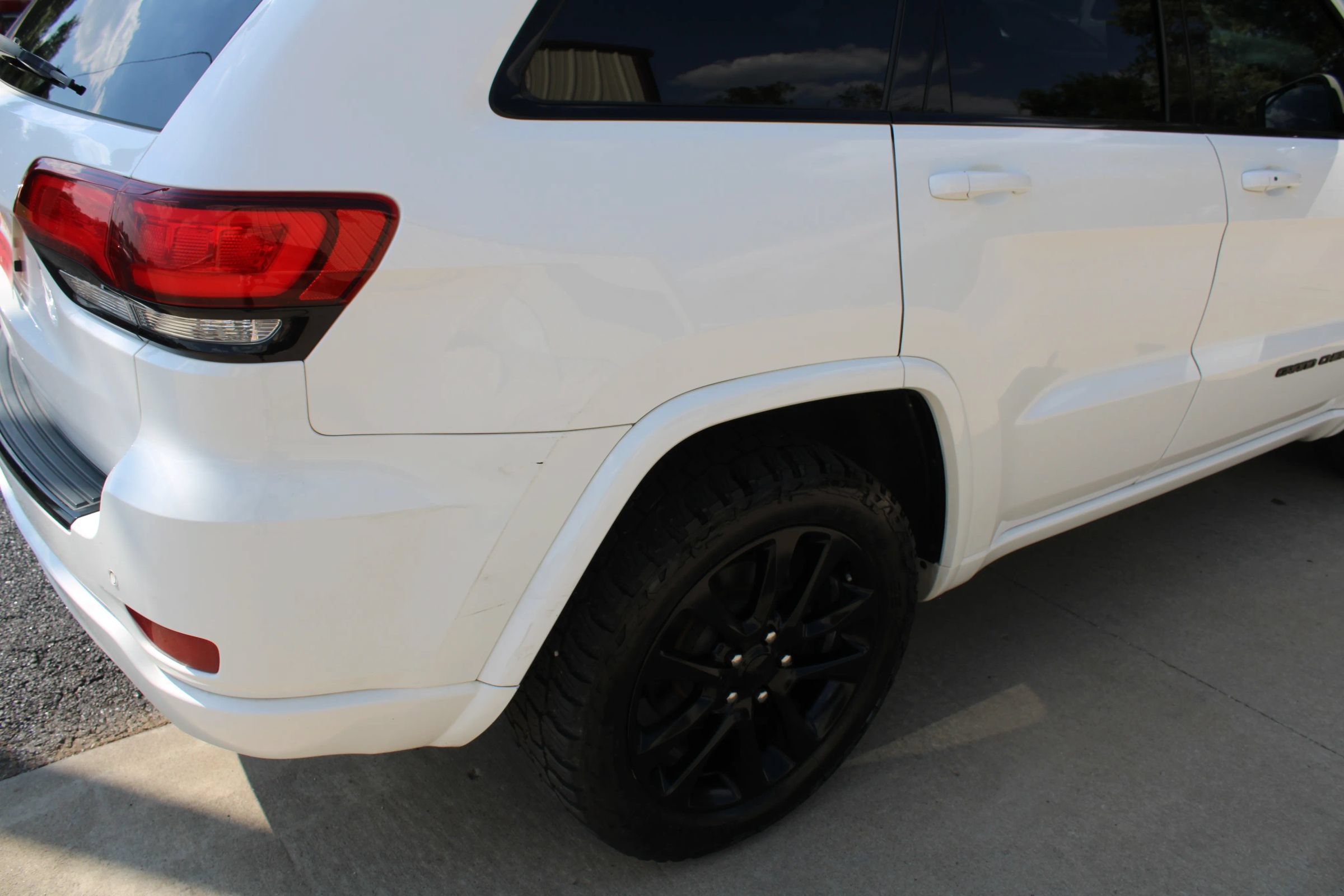 Used 2018 Jeep Grand Cherokee Altitude AWD/4WD image 10