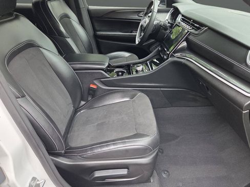 Used 2023 Jeep Grand Cherokee Altitude AWD/4WD image 16