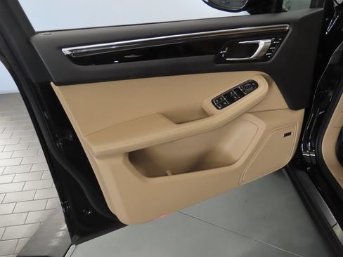 Certified 2025 Porsche Macan AWD/4WD image 35