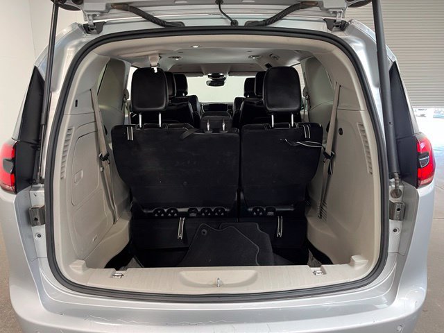 Used 2024 Chrysler Pacifica Limited FWD image 16