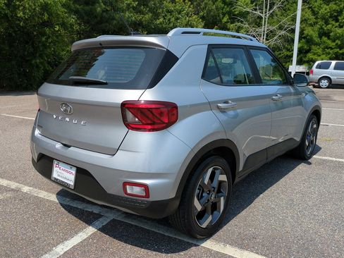 Used 2025 Hyundai Venue SEL FWD image 4