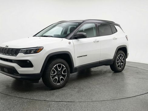 Used 2025 Jeep Compass Trailhawk image 3